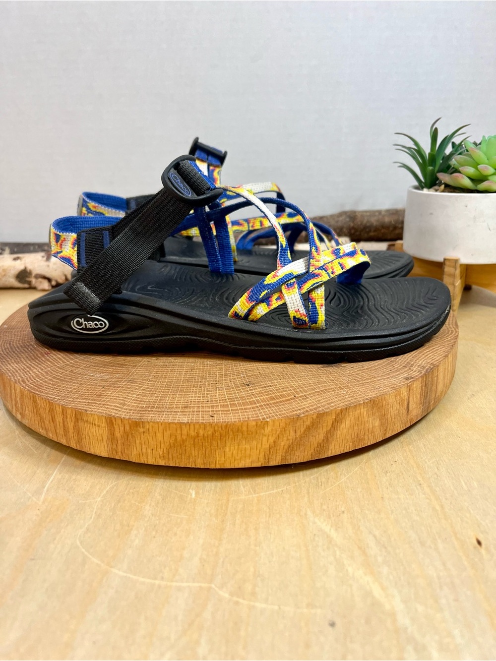 Chaco ZX/2 Classic Sandals Women’s 9 Blue Yellow abstract geometric Toe Loop